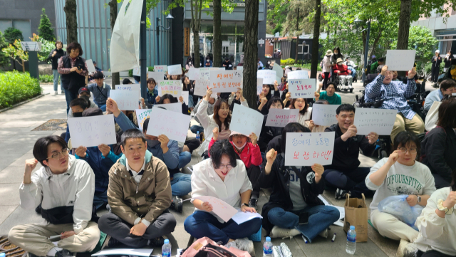 장애인 노동권 보장 촉구 결의대회 참가자들이 손수 만든 피켓을 들고 구호를 외치고 있다. 남정운 수습기자