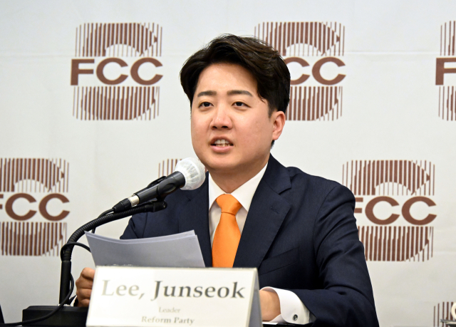 개혁신당 이준석 대표가 25일 서울 중구 프레스센터에서 열린 서울외신기자클럽 초청 기자간담회에서 모두발언을 하고 있다. 연합뉴스