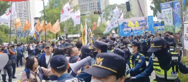 집회 참가자들이 경찰이 설정한 