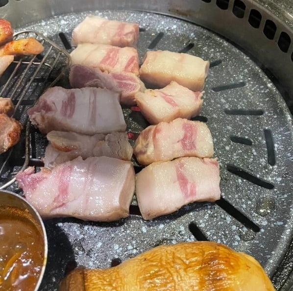 앞서 논란이 된 제주도 유명 맛집의 '비계 삼겹살'. 보배드림 캡처