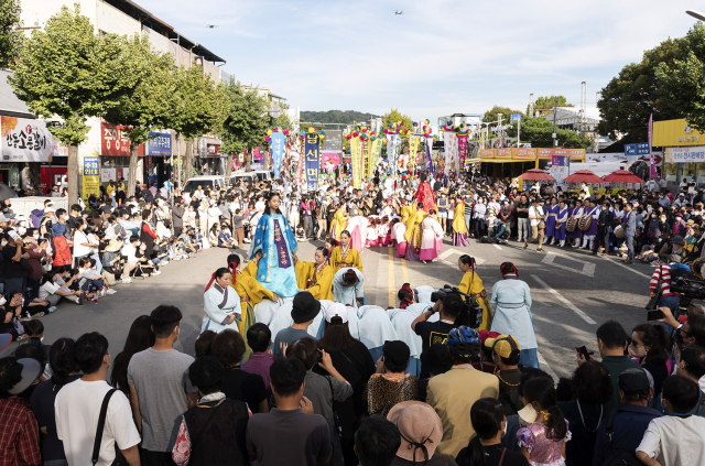 안동시와 안동문화원은 3일부터 '2024 차전장군 노국공주 축제'를 마련한다. 사진은 지난해 축제에서 놋다리밟기 시연 모습. 매일신문 D/B