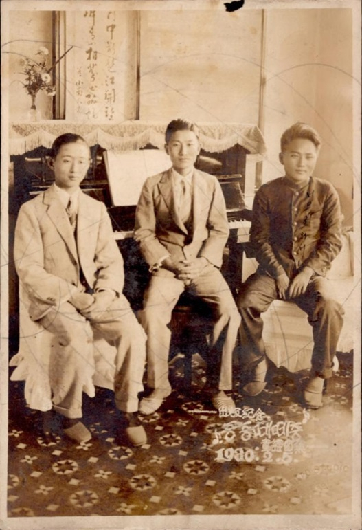 1930년 중중때때중 출판 기념, 무영당에서(좌 이근무, 중 박태준, 우 윤복진). 대구문화예술진흥원 제공