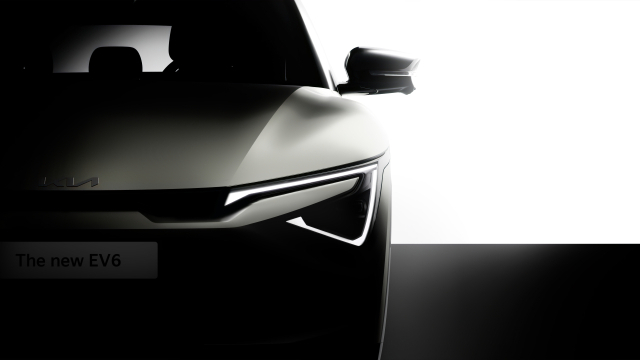 기아는 2일 EV6 출시 3년만에 선보이는 상품성 개선 모델 '더 뉴 EV6(The new EV6)'의 티저 이미지를 통해 더 뉴 EV6의 실루엣과 전·후면부 램프 디자인을 공개했다고 밝혔다. 사진은 '더 뉴 EV6' 티저 이미지. 연합뉴스