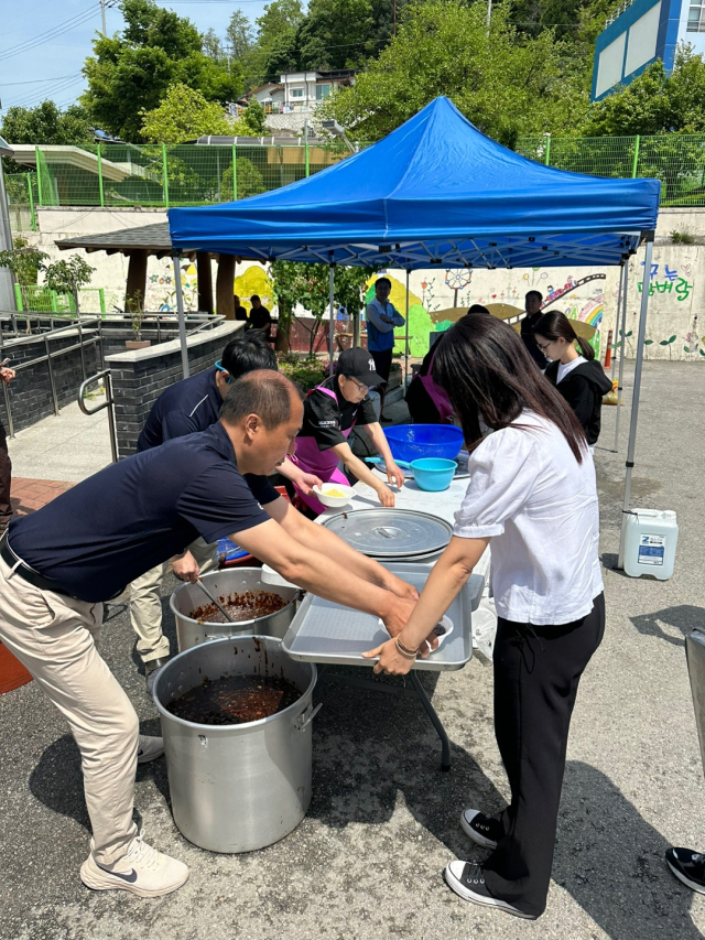 영주1동주민자치위원들이 짜장면 나눔 봉사를 펼치고 있다. 영주1동 제공