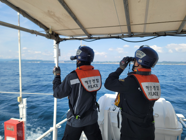 2일 오전 포항 앞바다에서 실종된 해상 급유선 선원을 포항해경 대원들이 수색하고 있다. 포항해양경찰서 제공