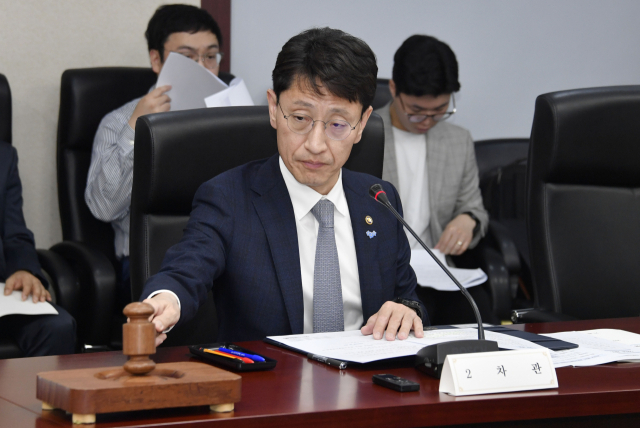 김윤상 기획재정부 2차관은 2일 서울 종로구 한국무역보험공사에서 열린 '제3차 재정사업평가위원회'을 주재했다. 이 자리에서 서대구~의성 간 광역급행철도 신설, 대구경북신공항에 대한 연계철도망을 구축하는 사업이 예비타당성조사 대상사업으로 선정됐다. 2024.5.2. 기재부 제공