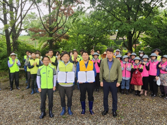 농협중앙회 대구본부와 한국농수산식품유통공사(aT) 대구경북본부가 최근 '도농사(社)랑 업무협약'을 체결했다. 농협 제공