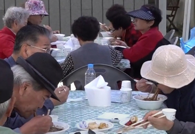 어르신들이 짜장면을 맛있게 드시고 있다. 영주1동 제공