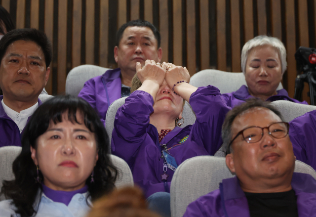 2일 국회에서 열린 본회의에서 여야 합의로 '이태원 참사 진상규명 특별법'이 통과되자 방청석에 앉아있던 이태원참사 유족들이 눈물을 흘리고 있다. 연합뉴스