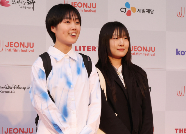 1일 전북 전주시 한국소리문화의전당 모악당에서 열린 제25회 전주국제영화제 레드카펫 행사에서 한국경쟁 부문 