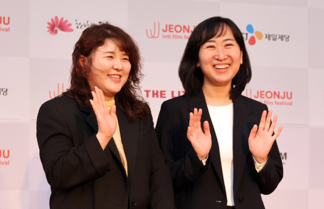 1일 전북 전주시 한국소리문화의전당 모악당에서 열린 제25회 전주국제영화제 레드카펫 행사에서 한국경쟁 부문 