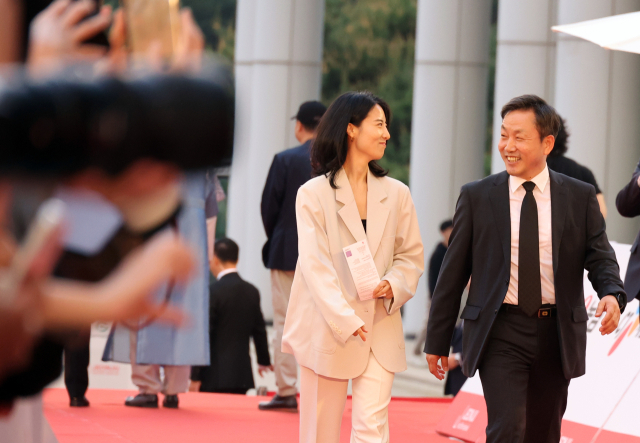 1일 전북 전주시 한국소리문화의전당 모악당에서 열린 제25회 전주국제영화제 레드카펫 행사에서 한국경쟁 부문 