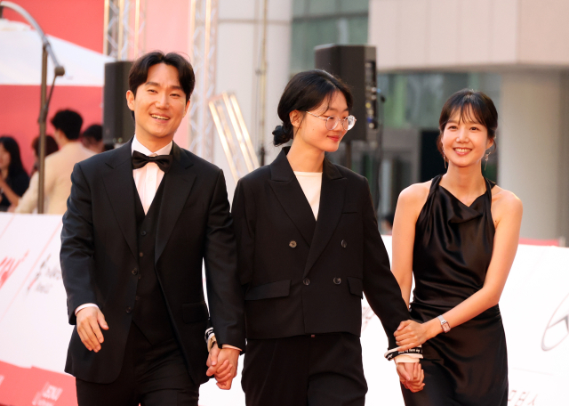 1일 전북 전주시 한국소리문화의전당 모악당에서 열린 제25회 전주국제영화제 레드카펫 행사에서 한국경쟁 부문 