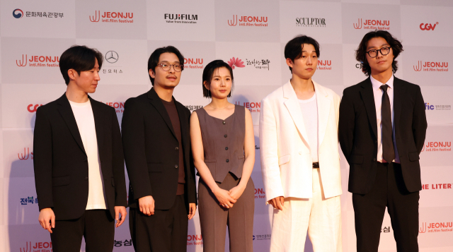 1일 전북 전주시 한국소리문화의전당 모악당에서 열린 제25회 전주국제영화제 레드카펫 행사에서 한국경쟁 부문 