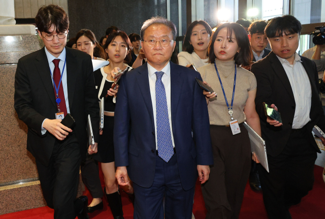 2일 국회에서 열린 본회의에서 '해병대 채상병 사망사건 수사외압 의혹 특별검사법'이 상정되자 국민의힘 윤재옥 원내대표 겸 당대표 권한대행이 본회의장을 나서고 있다. 연합뉴스