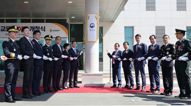 2일 대구 달성군 하빈면 대구교도소에서 열린 '대구교도소 이전 개청식'에서 홍준표 대구시장과 박성재 법무부 장관을 비롯한 참석자들이 현판을 제막하고 있다. 김영진 기자 kyjmaeil@imaeil.com