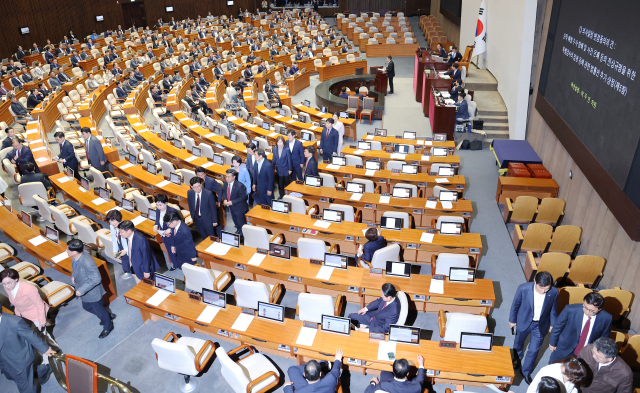 2일 서울 여의도 국회에서 열린 본회의에서 '해병대 채상병 사망사건 수사외압 의혹 특별검사법'이 추가 상정되자 국민의힘 의원들이 퇴장하고 있다. 연합뉴스