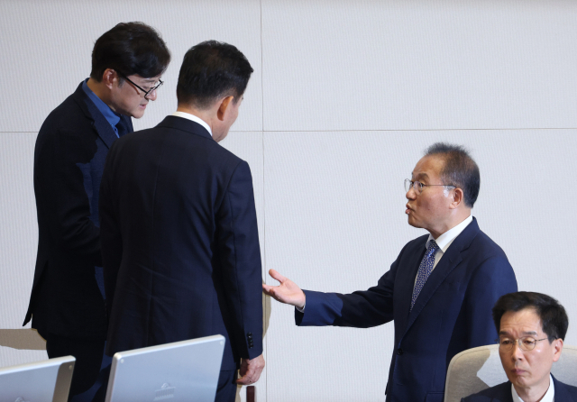 2일 국회에서 열린 본회의에서 '해병대 채상병 사망사건 수사외압 의혹 특별검사법' 상정을 두고 김진표 국회의장과 국민의힘 윤재옥 원내대표(오른쪽), 더불어민주당 홍익표 원내대표(왼쪽)가 논쟁을 벌이고 있다. 연합뉴스