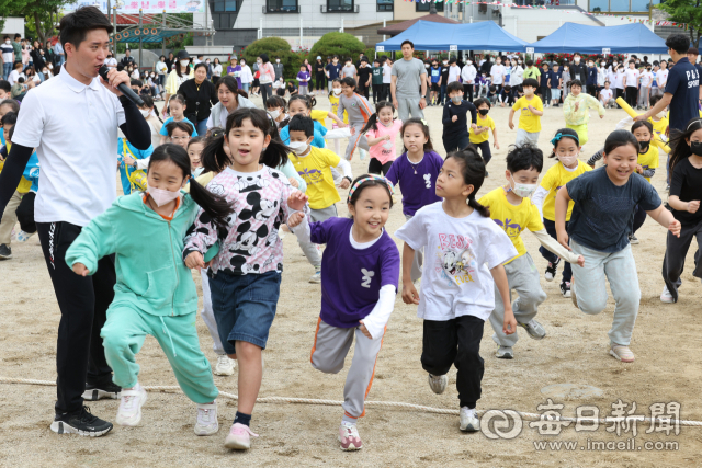 지난해 5월 4일 대구 수성구 들안길초등학교 운동장에서 열린 '2023 들락날락 놀이한마당 운동회'에 참가한 어린이들이 '무궁화 꽃이 피었습니다' 게임을 하고 있는 모습. 매일신문 DB