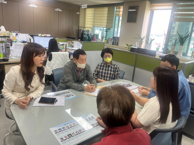 2일 오후 대구 북구청을 찾아 '개 식용 종식법에 따른 보상책 마련에 힘써달라'며 민원을 제기한 칠성시장 상인들. 정두나 수습기자