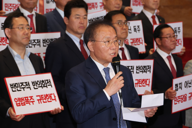 국민의힘 윤재옥 원내대표 겸 당 대표 권한대행이 2일 오후 국회 본회의장 앞 계단에서 '채상병 특검법'을 단독 처리한 야당을 규탄하고 있다. 연합뉴스