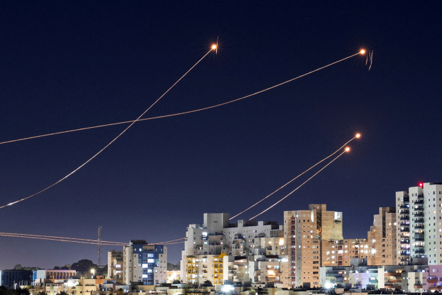 자료 사진. 지난 1월 이스라엘의 아이언 돔 대미사일 시스템이 가자 지구에서 발사된 로켓을 요격하는 장면. 로이터=연합뉴스