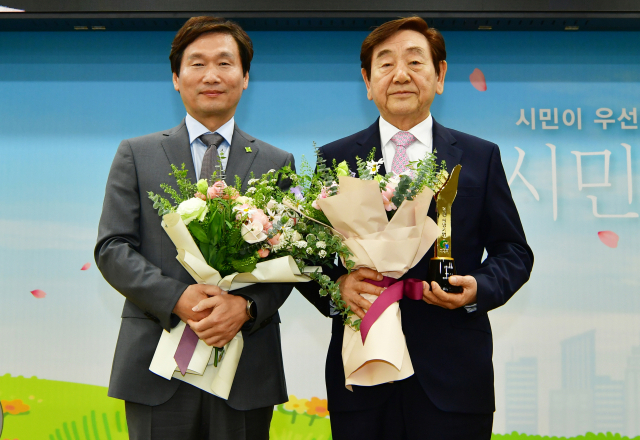 ㈜로자(대표 김이행,오른쪽)가 2024년 2분기 경산 희망기업으로 선정돼 2일 조현일 경산시장으로부터 축하를 받고 있다. 경산시 제공