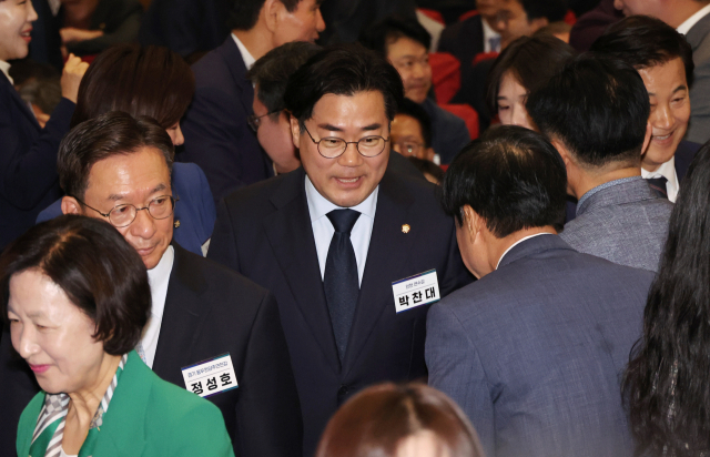 더불어민주당 원내대표에 단독 입후보한 박찬대 의원(가운데)이 3일 오전 국회 의원회관에서 열린 제22대 국회 더불어민주당 제1기 원내대표 선출 당선자 총회에 입장하고 있다. 연합뉴스