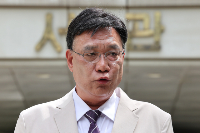 의대생들을 대리하는 법무법인 찬종 이병철 변호사가 26일 서울 서초구 서울중앙지방법원에서 열린 의대생들이 대학 총장을 상대로 제기한 대입전형 시행계획 변경 금지 가처분 소송의 첫 심문을 마친 뒤 취재진에게 입장을 설명하고 있다. 연합뉴스