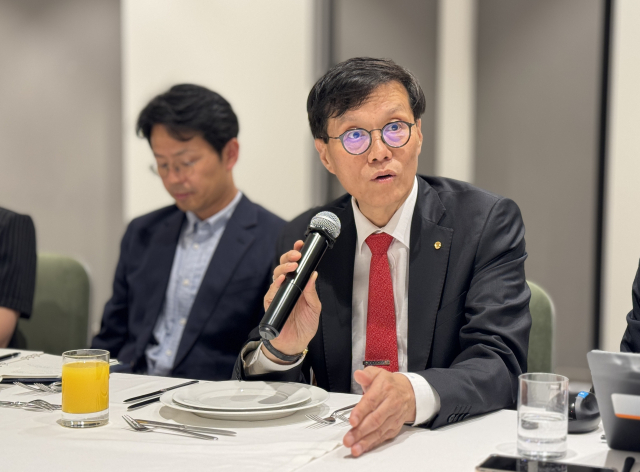 이창용 한국은행 총재가 2일(현지시간) 오후 아시아개발은행(ADB) 연차 총회 참석차 방문한 조지아 트빌리시에서 국내 기자단과 간담회를 하고 있다. 연합뉴스
