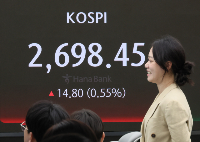 3일 오전 서울 중구 하나은행 본점 딜링룸 전광판에 코스피 지수 등이 표시되고 있다. 이날 오전 코스피는 전장보다 20.66p 오른 2,704.3에 코스닥지수는 4.79p(0.55%) 오른 872.27에 개장했다. 연합뉴스