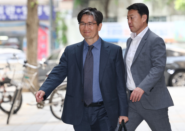 오동운 고위공직자범죄수사처장(공수처장) 후보자가 30일 오전 경기도 과천시에 마련된 인사청문회준비단 사무실로 출근하고 있다. 연합뉴스
