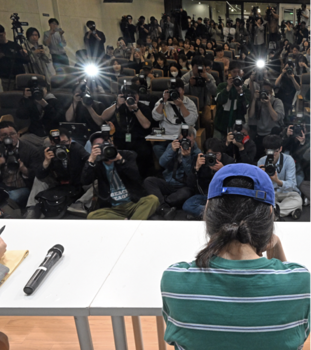 민희진 대표의 기자회견은 파격 그 자체였다. 예의없는 부적절한 언행에도 불구하고, 동정여론도 그만큼 높았다. 출처=와이지엔터테인먼트