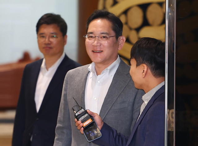 이재용 삼성전자 회장이 유럽 출장을 마치고 3일 오전 서울 강서구 서울김포비즈니스항공센터(SGBAC)를 통해 귀국하고 있다. 연합뉴스