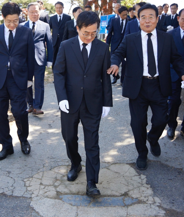 김동연 경기도지사가 3일 오전 광주광역시 북구 운정동 국립5·18민주묘지에서 바닥에 박힌 