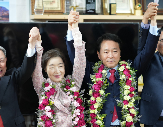 제22대 국회의원선거 충남 서산·태안 국민의힘 성일종 당선인이 지난 4월 11일 선거 사무실에서 당선이 확정된 후 아내와 함께 기뻐하고 있다. 연합뉴스