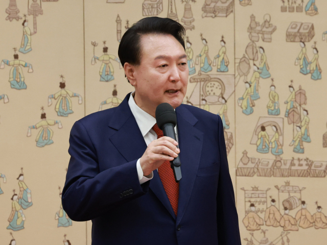 윤석열 대통령이 지난 1일 서울 용산 대통령실 청사에서 열린 중장 진급·보직 신고 및 삼정검 수치 수여식에서 격려사를 하고 있다. 연합뉴스