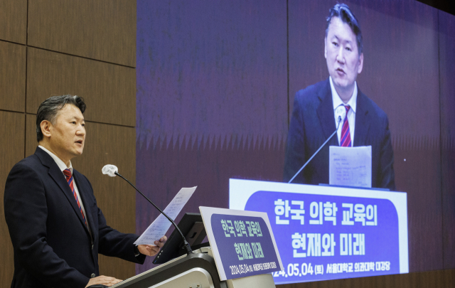 김창수 전국 의과대학 교수협의회(전의교협) 회장이 4일 오후 서울대학교 의과대학 대강당에서 전국 의과대학 교수협의회 주최로 열린 '한국 의학 교육의 현재와 미래' 세미나를 종료 뒤 열린 기자회견에서 성명서를 낭독하고 있다. 연합뉴스