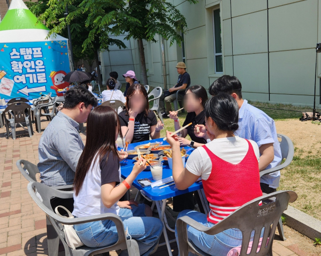 4일 대구 북구 DGB대구은행파크를 찾은 시민들이 떡볶이를 맛보고 있다. 윤수진 기자