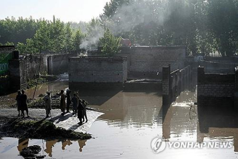 파키스탄 홍수 파키스탄 북서부 카이버 파크툰크와주 차르사다 지역 주민들이 지난달 17일(현지시간) 폭우 피해 현장에 서 있다. AFP=연합뉴스