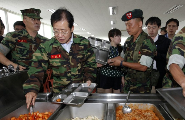지난 2011년 9월 8일 한나라당 대표 시기 홍준표 대구시장이 경기 김포시 월곶면 소재 해병대 2사단 전차대대를 방문, 해병대원들과 함께 식사를 하기 위해 식판에 음식을 담고 있다. 자료사진. 연합뉴스