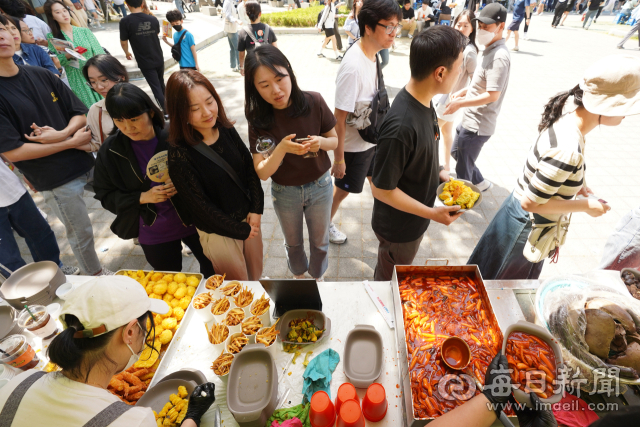 4일 대구 북구 DGB대구은행파크에서 열린 '제4회 떡볶이 페스티벌'을 찾은 시민들이 떡볶이를 먹기 위해 줄을 서서 기다리고 있다. 안성완 기자 asw0727@imaeil.com