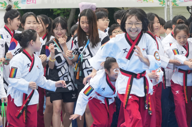 '제102회 어린이날'인 5일 대구시와 대구시교육청, 매일신문 공동 주최로 중구 국채보상운동기념공원에서 열린 '제46회 어린이 큰잔치'를 방문한 어린이들이 즐거운 시간을 보내고 있다. 안성완 기자 asw0727@imaeil.com