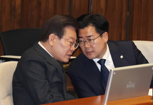더불어민주당 이재명 대표(왼쪽)와 박찬대 의원이 지난 2일 국회에서 열린 여야 합의로 