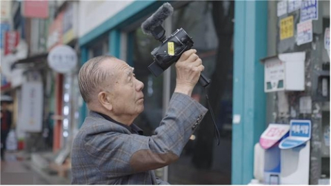 다큐멘터리 영화 '영화 청년, 동호' 속 한 장면. 국제신문 제공