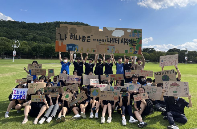 대구 원화중은 버려진 종이상자를 활용해 '기후 행동' 메시지를 담은 피켓을 제작했다. 대구시교육청 제공