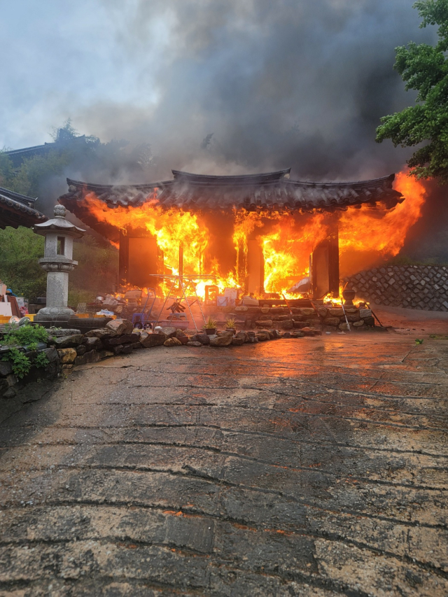 5일 오후 5시 41분쯤 경북 김천시 개령면 동부리 개령향교 옆에 있는 부속 목조건물(주택)에서 화재가 발생해 목조 기와건물 1동이 모두 불탔다. 독자 제공