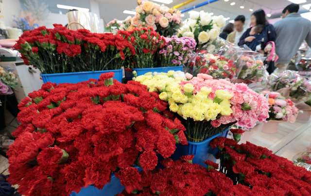 어버이날을 이틀 앞둔 6일 서울 서초구 양재꽃시장에서 시민들이 카네이션을 고르고 있다. 연합뉴스