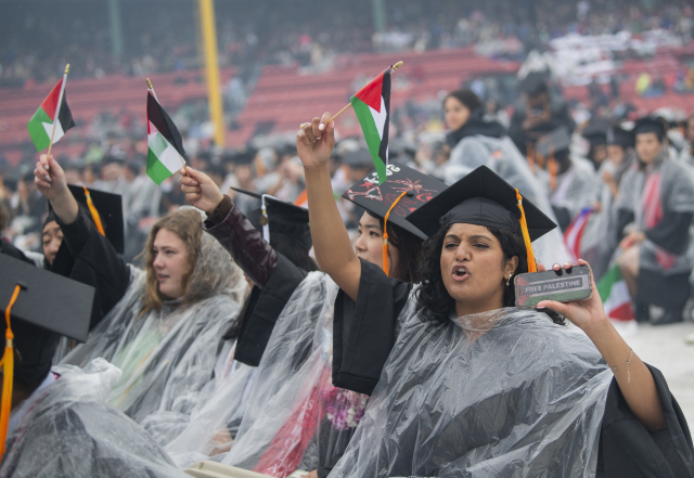 5일(현지시간) 진행된 노스이스턴대학교 졸업식에서 졸업생들이 팔레스타인 깃발을 흔들며 