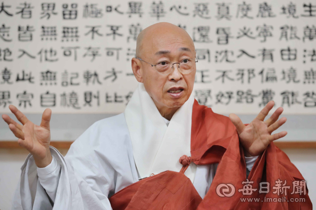 대한불교조계종 제9교구본사 팔공총림 동화사 주지 혜정스님이 불기 2568년 부처님오신날을 앞두고 매일신문과 인터뷰를 하고 있다. 정운철 기자 woon@imaeil.com